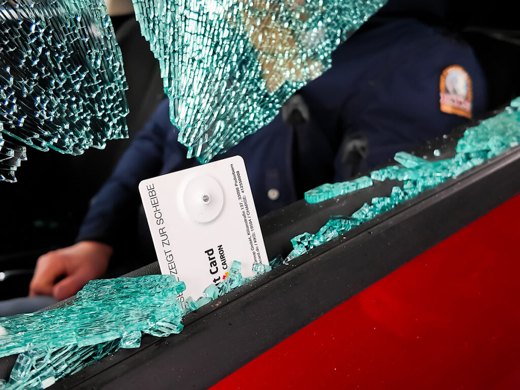 Autoscheibe im Notfall einschlagen – so geht es richtig